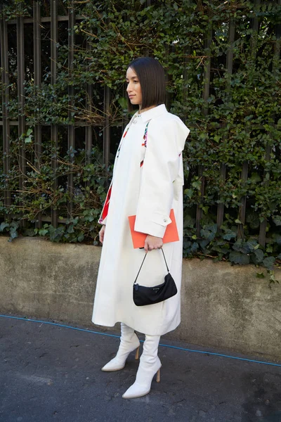 Mulher com vestido branco e botas e saco Prada preto antes do desfile de moda Msgm, estilo de rua Milan Fashion Week — Fotografia de Stock