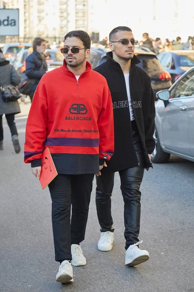 Men with red and black Balenciaga sweatshirt before Msgm fashion show, Milan Fashion Week street style — Stock Photo, Image