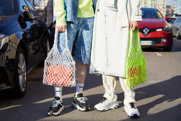 Pria dengan hijau kuning dan putih bersih tas sebelum Msgm fashion show, Milan Fashion Week gaya jalan — Stok Foto