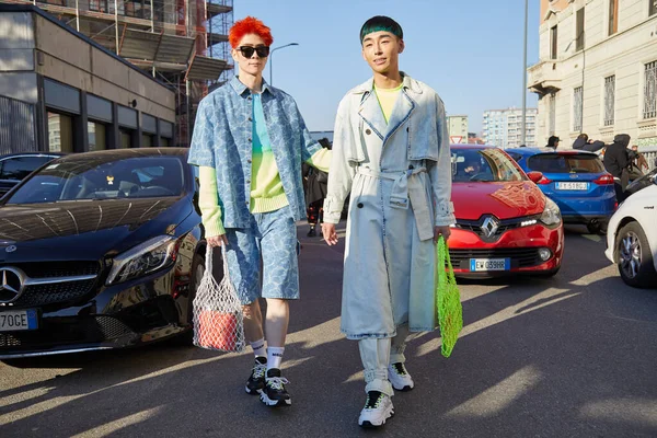 Män med trenchcoat, korta byxor och nätväska innan Msgm fashion show, Milan Fashion Week street style — Stockfoto