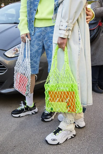 Homens com saco de rede verde amarelo e branco antes do desfile de moda Msgm, estilo de rua Milan Fashion Week — Fotografia de Stock