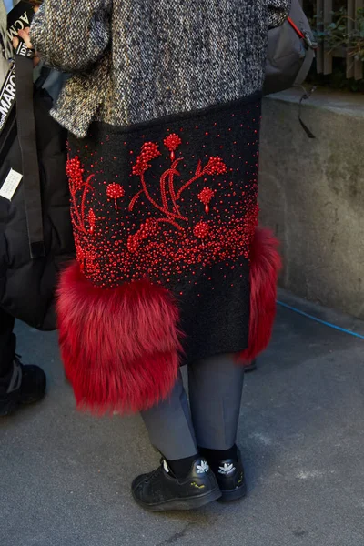 Vrouw met zwarte rok met rode bont details en bloemen decoraties voor Msgm modeshow, Milaan Fashion Week straatstijl — Stockfoto