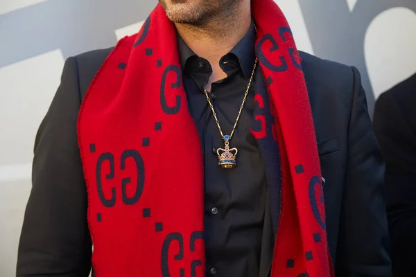 Homem com cachecol Gucci vermelho e preto e colar com coroa antes do desfile de moda Msgm, estilo de rua Milan Fashion Week — Fotografia de Stock