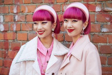 Fendi defilesinden önce pembe beyaz Fendi ceketli Amiaya, Milan Moda Haftası tarzı.
