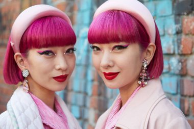 Fendi defilesinden önce pembe beyaz Fendi ceketli Amiaya, Milan Moda Haftası tarzı.