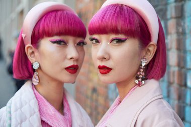 Fendi defilesinden önce pembe beyaz Fendi ceketli Amiaya, Milan Moda Haftası tarzı.