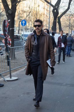 Fendi defilesinden önce kahverengi deri ceketli Alex Badia, Milan Moda Haftası tarzı