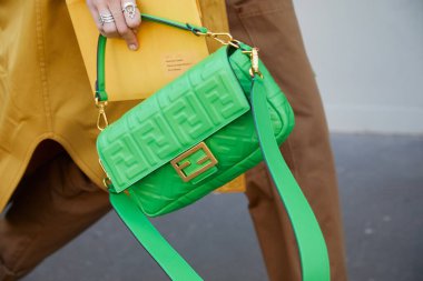 Fendi defilesinden önce yeşil Fendi çantalı kadın, Milan Moda Haftası sokak stili