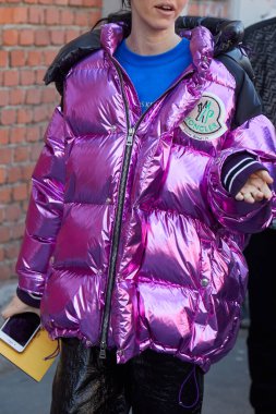 Fendi moda defilesinden önce pembe metalik ceketli kadın, Milan Moda Haftası tarzı.