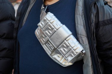 Fendi defilesinden önce Fendi kesesi olan adam, Milan Moda Haftası tarzı.