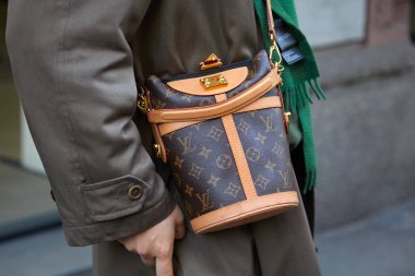 Louis Vuitton çantalı ve yeşil eşarplı bir adam Reshake defilesinden önce, Milan Moda Haftası tarzı