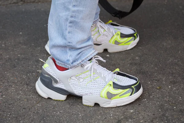 Hombre con zapatillas Reebok verdes blancas y amarillas antes del desfile de moda Fendi, Milan Fashion Week street style —  Fotos de Stock