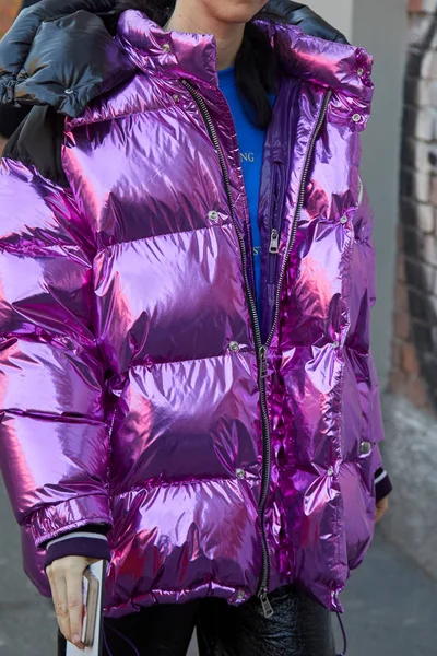 米兰时装周街头风格，芬迪时装秀前身穿粉色金属蒙克勒棉衣的女人 — 图库照片