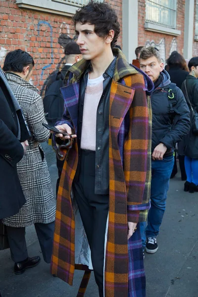 Мужчина в желтом, фиолетовом и коричневом клетчатом пальто перед показом мод Fendi, стиль Миланской недели моды — стоковое фото