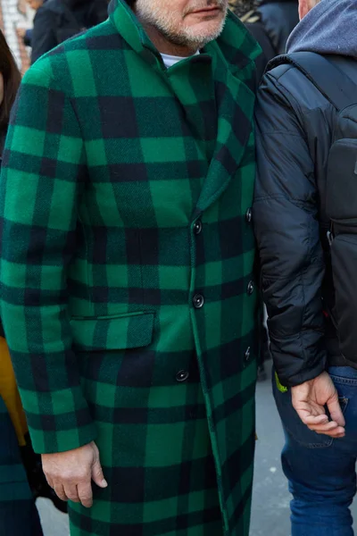 Homem com casaco xadrez verde e preto antes do desfile de moda Fendi, estilo de rua Milan Fashion Week — Fotografia de Stock