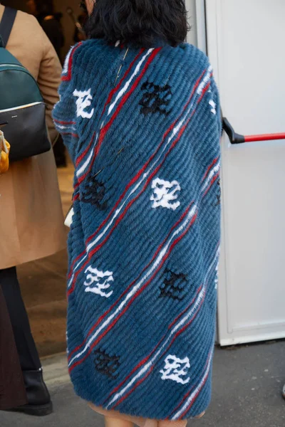 Mujer con abrigo de piel azul Fendi antes del desfile de moda Fendi, Milan Fashion Week street style —  Fotos de Stock