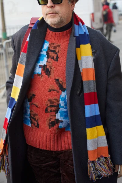 Homem com cachecol listrado colorido e suéter laranja com design floral antes do desfile de moda Fendi, estilo de rua Milan Fashion Week — Fotografia de Stock