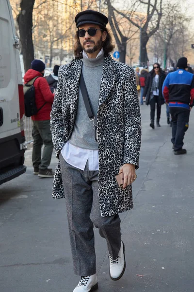 Hombre con abrigo de patrón de piel de leopardo en blanco y negro antes del desfile de moda Fendi, Milan Fashion Week street style — Foto de Stock