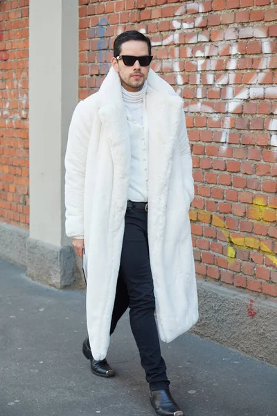 Fendi moda defilesinden önce beyaz kürklü ve balıkçı yakalı bir adam, Milan Moda Haftası tarzı. — Stok fotoğraf