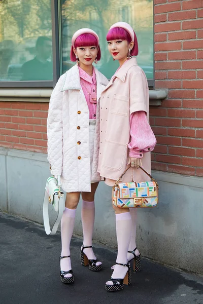 Amiaya com jaqueta Fendi rosa e branca antes do desfile de moda Fendi, estilo de rua Milan Fashion Week — Fotografia de Stock