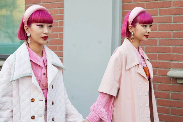 Amiaya με ροζ και λευκό μπουφάν Fendi πριν από την επίδειξη μόδας Fendi, Milan Fashion Week street style — Φωτογραφία Αρχείου