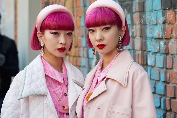 Fendi defilesinden önce pembe beyaz Fendi ceketli Amiaya, Milan Moda Haftası tarzı.