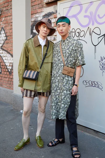 Férfiak Fendi ruha logókkal és a Fendi divatbemutató előtt, Milánó Fashion Week utcai stílus — Stock Fotó
