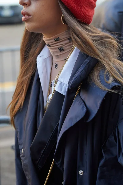 Жінка з бежевим Fendi turtleneck і синє пальто перед показом моди Fendi, Мілан Fashion Week street style — стокове фото