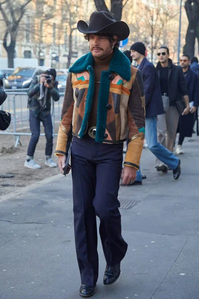 Homem com chapéu de cowboy e jaqueta com gola de pele verde antes do desfile de moda Fendi, estilo de rua Milan Fashion Week — Fotografia de Stock