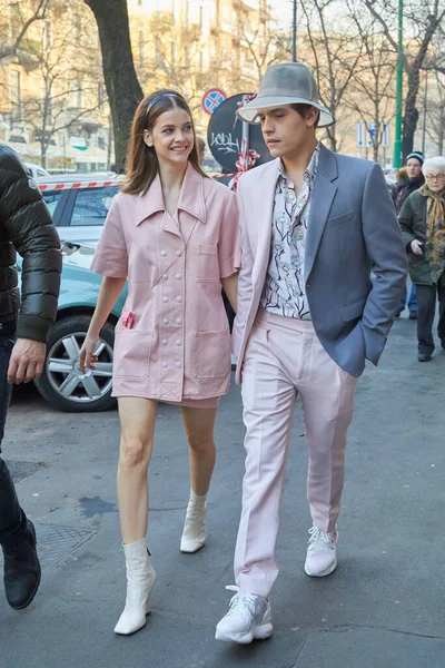 Barbara Palvin ve Dylan Sprouse Fendi defilesinden önce, Milan Moda Haftası sokak stili — Stok fotoğraf