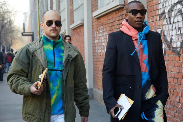 Homens com camisola azul e verde e capuz vermelho e azul antes do desfile de moda Fendi, estilo de rua Milan Fashion Week — Fotografia de Stock