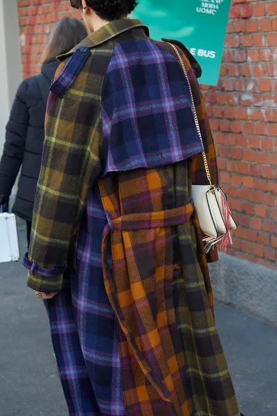 Man med lila, orange och mörkgrön rutig rock innan Fendi modevisning, Milan Fashion Week street style — Stockfoto