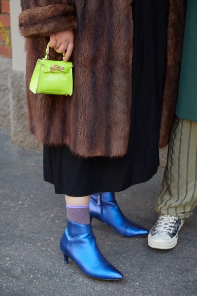 Donna con borsa piccola verde giallo e scarpe a punta blu prima della sfilata Fendi, Milano Fashion Week street style — Foto Stock