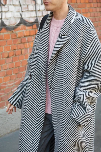 Uomo con cappotto bianco e nero e maglione rosa prima della sfilata Fendi, Milano Fashion Week street style — Foto Stock