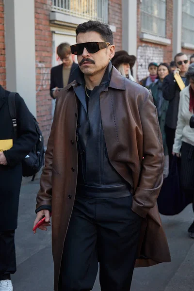 Fendi defilesinden önce kahverengi ceketli Alex Badia, Milan Moda Haftası tarzı — Stok fotoğraf