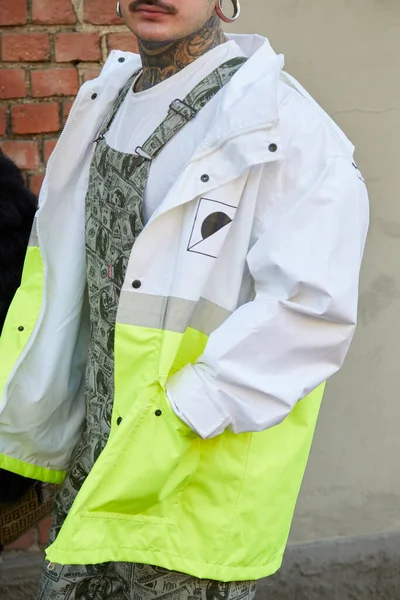 Man met dollarpatroon overall en wit en geel groen jasje voor Fendi modeshow, Milaan Fashion Week street style — Stockfoto