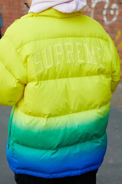 Homem com casaco acolchoado amarelo, verde e azul antes do desfile de moda Fendi, estilo de rua Milan Fashion Week — Fotografia de Stock