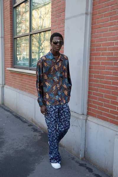 Fendi defilesinden önceki top model, Milan Moda Haftası sokak stili — Stok fotoğraf