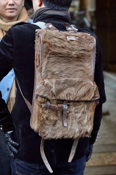 Человек с коричневым меховым рюкзаком перед показом мод Reshake, стиль Недели моды в Милане — стоковое фото