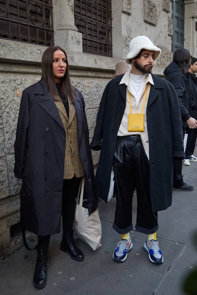 Woman with black coat and man with yellow Jaquemus bag before Reshake fashion show, Milan Fashion Week street style — Zdjęcie stockowe