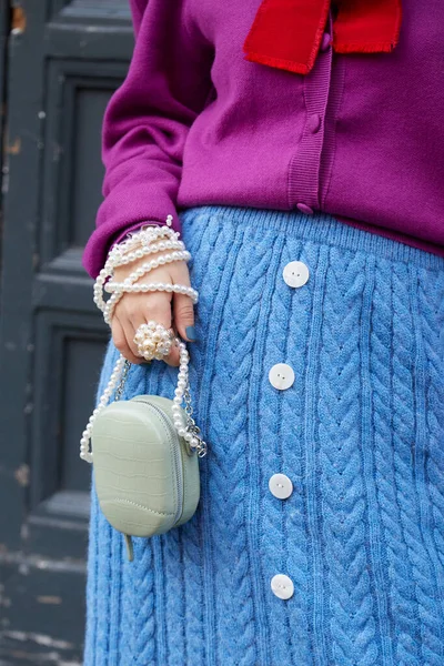 Frau mit blauem Wollrock, lila Pullover und Tasche mit Perlenträger vor der Rehake-Modenschau, Mailänder Modewoche im Streetstyle — Stockfoto