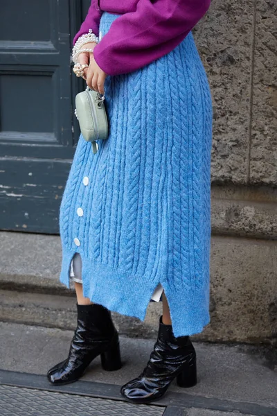 Frau mit blauem Wollrock und lila Pullover vor Reshake-Modenschau, Mailänder Modewoche Streetstyle — Stockfoto