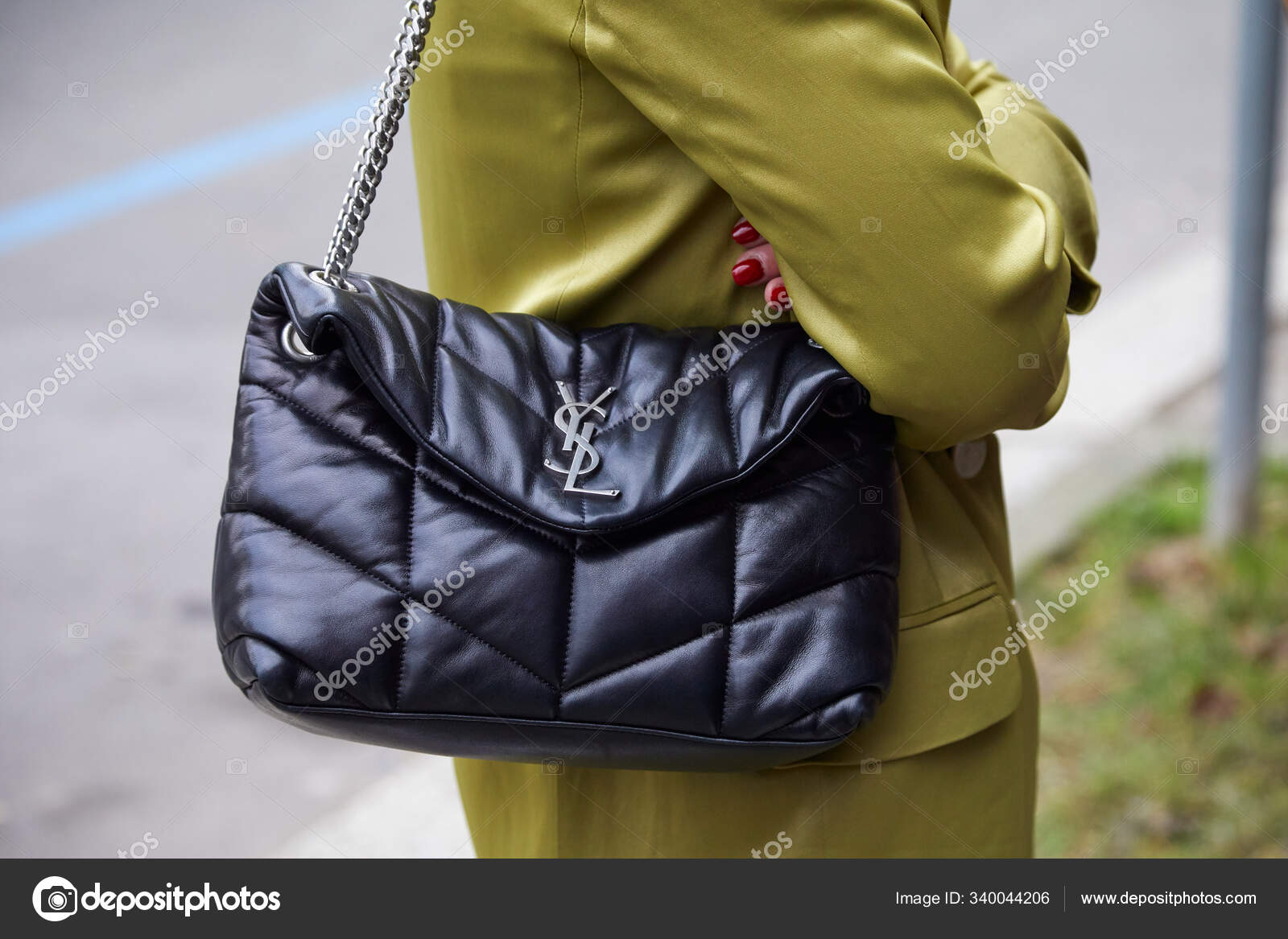 Woman with black leather Marni bag before Marni fashion show