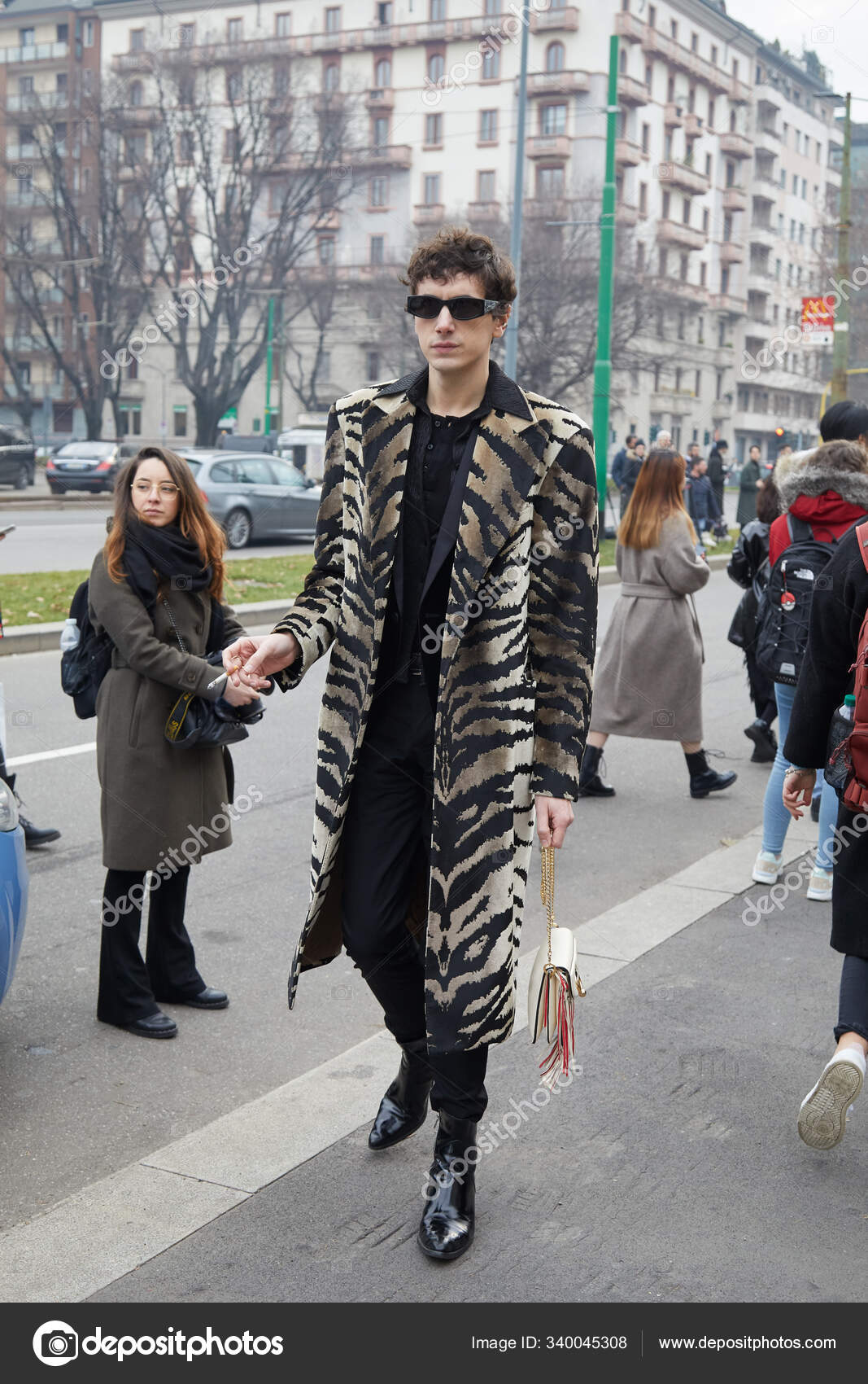 Homme avec manteau zebre noir et beige marchant avant le defile Gucci Milan Fashion Week street style Photo editoriale par AndreaA. 340045308