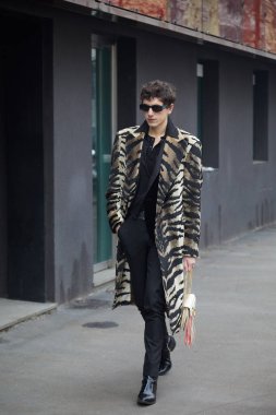 Marco de Vincenzo moda defilesinden önce bej ve siyah kaplan desenli ceketli adam, Milan Moda Haftası tarzı.