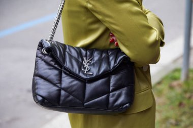 Marco de Vincenzo moda defilesinden önce siyah deri Yves Saint Laurent çantası ve yeşil saten elbisesi olan kadın, Milan Moda Haftası tarzı.