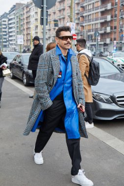 Gucci defilesinden önce Alex Badia, Milan Moda Haftası sokak stili