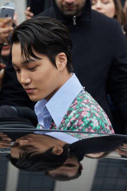 Kai Gucci defilesinden önce, Milan Moda Haftası sokak stili