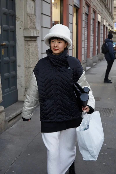 米兰时装周街上穿着白色帽子和裙子的女人在Reshake时装秀前 — 图库照片