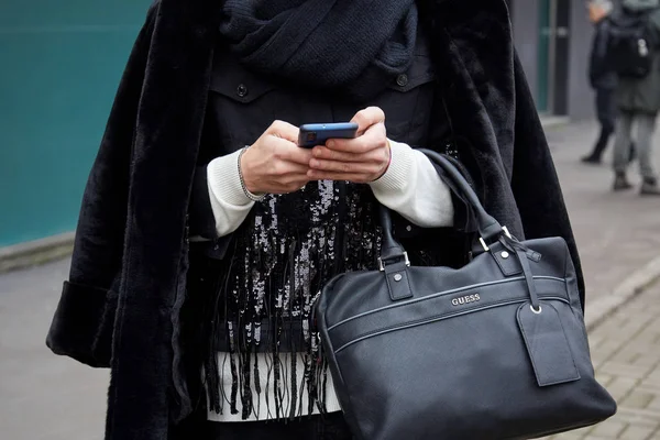 Hombre con cuero negro Adivina el bolso mirando el teléfono inteligente antes del desfile de moda Marco de Vincenzo, Milan Fashion Week street style — Foto de Stock